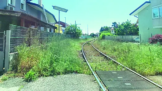 Il passaggio della linea ferroviaria tra le case a San Giorgio di Nogaro