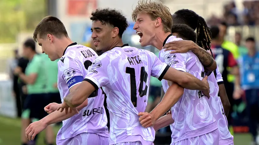Kristensen festeggia con i compagni il gol dell'1-2 definitivo. foto Petrussi