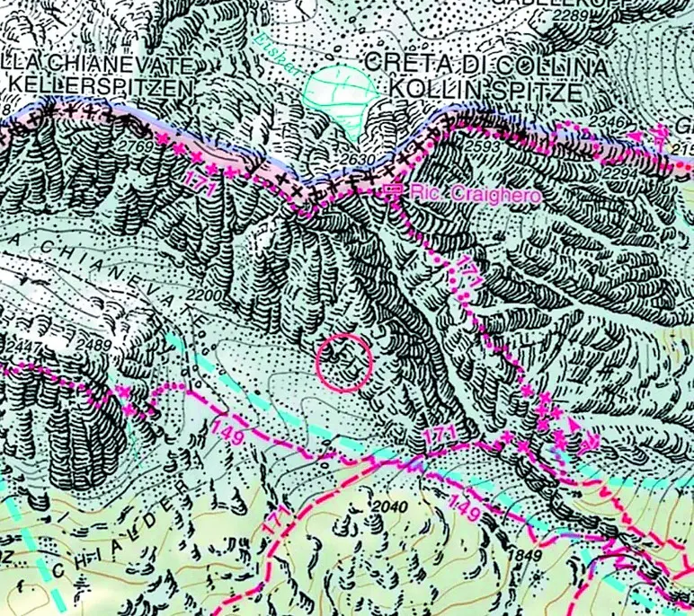 Al centro, contrassegnato con un cerchio rosso, il luogo in cui sono rimasti bloccati i tre alpinisti