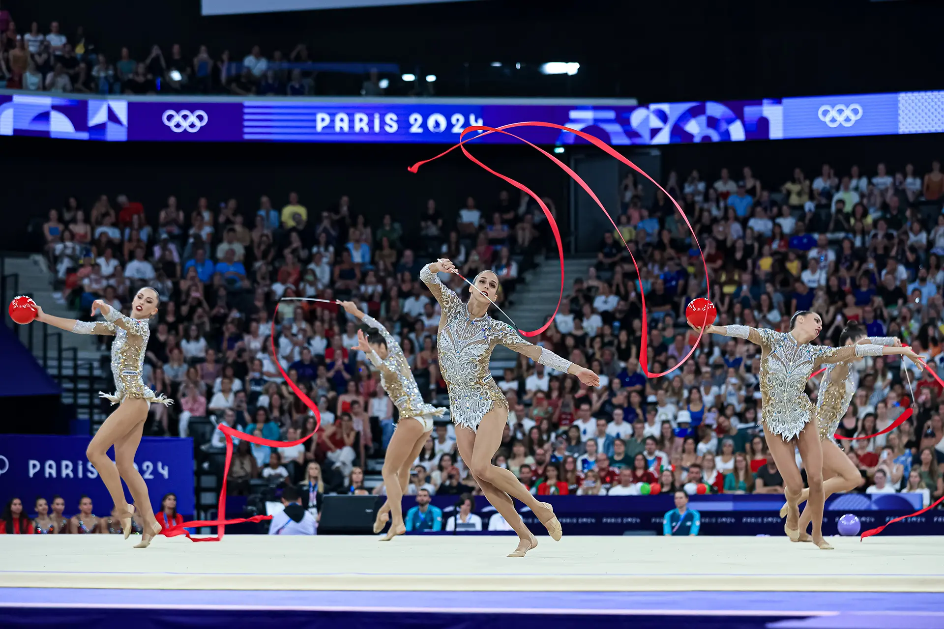 La squadra nazionale di ginnastica ritmica a Parigi (foto Fgi)