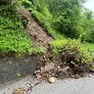 La frana è sulla strada che conduce alla Frazione di Lovea (Arta Terme)