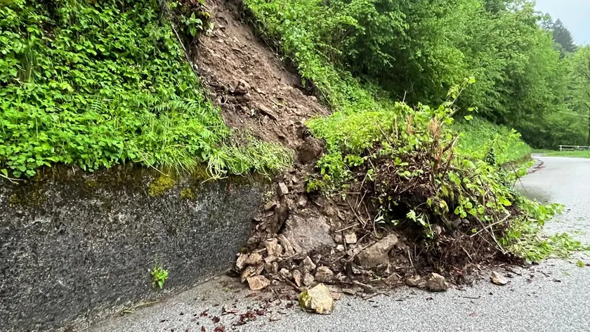 La frana è sulla strada che conduce alla Frazione di Lovea (Arta Terme)