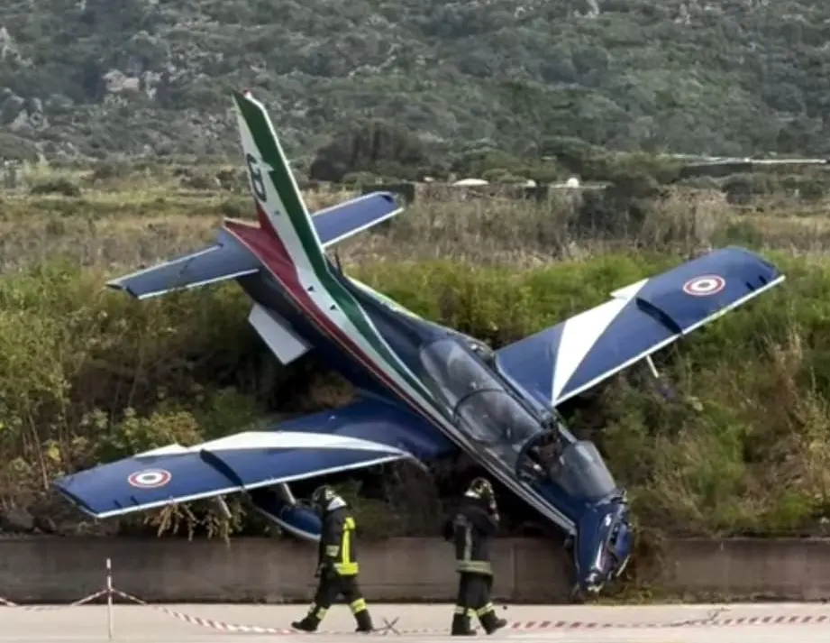Una delle Frecce Tricolori è finita fuori pista, sul posto i vigili del fuoco (foto freefly25)