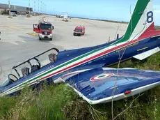 L'intervento dei vigili del fuoco sul luogo dove è uscito di pista uno degli aerei della Pan