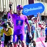 Jonathan Milan in maglia ciclamino