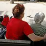 Un'anziana non autosufficiente assieme alla badante