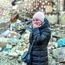 Una donna disperata tra le macerie degli edifici dopo un attacco dei militari russi a Kiev