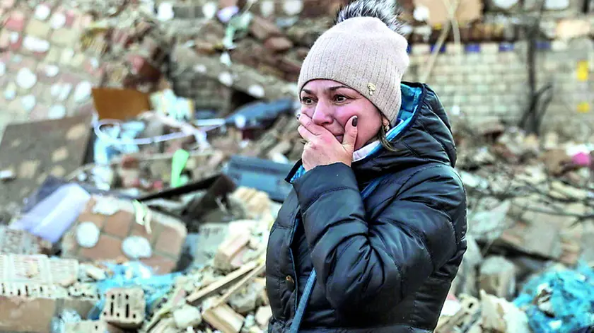 Una donna disperata tra le macerie degli edifici dopo un attacco dei militari russi a Kiev