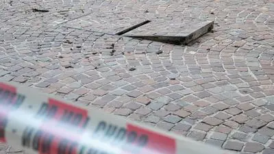 Il tombino esploso in piazzetta Cavour (foto brisotto/petrussi)