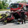 L'auto ribaltata e distrutta dopo il violento schianto