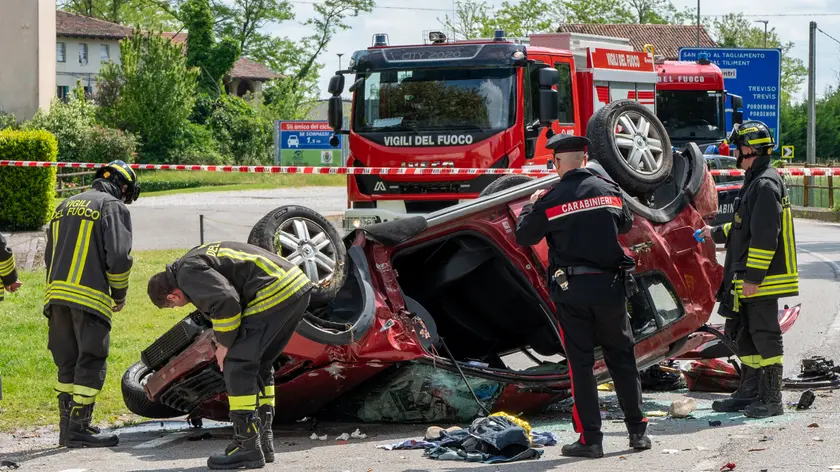 L'auto ribaltata e distrutta dopo il violento schianto