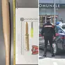 La mazza da baseball e i coltelli sequestrati al giovane dai carabinieri di Pordenone