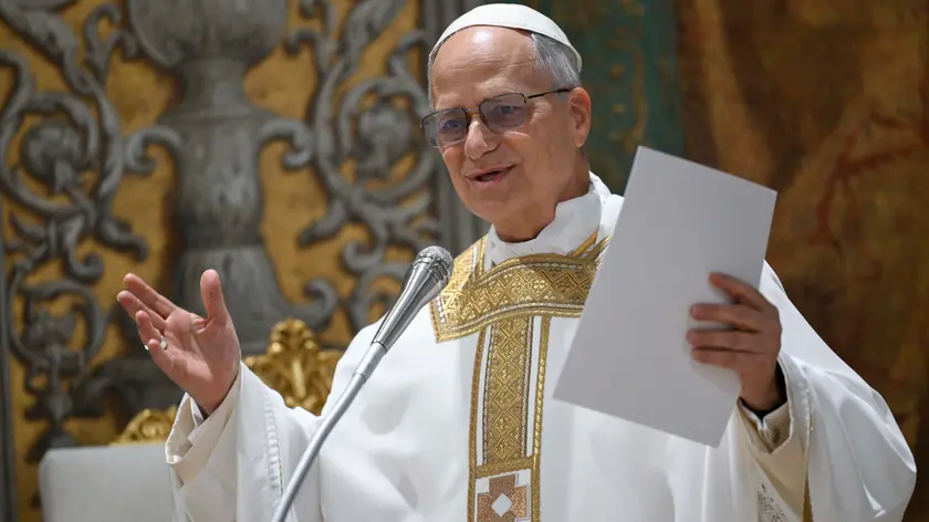Papa Leone XIV durante la messa pro Ecclesia alla Cappella Sistina