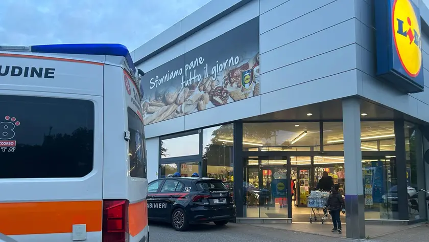 Ambulanza e carabinieri al supermercato Lidl di viale Palmanova, a Udine