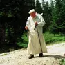 Giovanni Paolo II durante una passeggiata in Cadore nel 1998