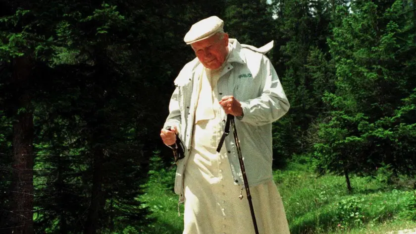 Giovanni Paolo II durante una passeggiata in Cadore nel 1998
