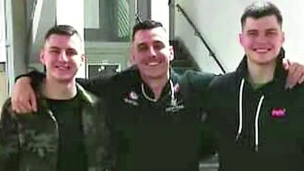 Il capitano dell’Apu Mirza Alibegovic, al centro, con i fratelli Denis (a sinistra) e Amar (a destra)