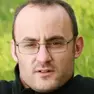 Paolo Straulino e, a destra, la cartiera RdM di Ovaro