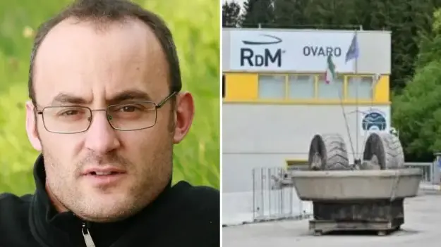 Paolo Straulino e, a destra, la cartiera RdM di Ovaro