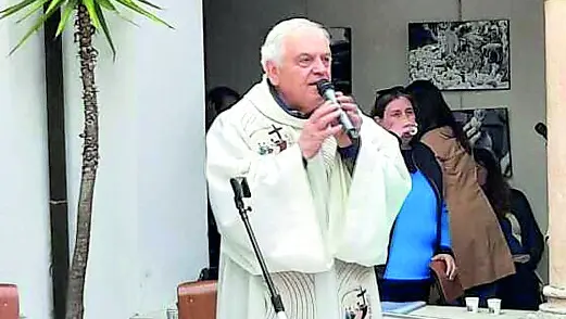 Un intervento di padre Ermes Ronchi nel chiostro del convento a Isola Vicentina