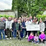 I partecipanti all’evento solidale a Maniago con l’assegno da ottomila euro devoluto a Luca onlus