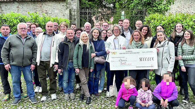 I partecipanti all’evento solidale a Maniago con l’assegno da ottomila euro devoluto a Luca onlus