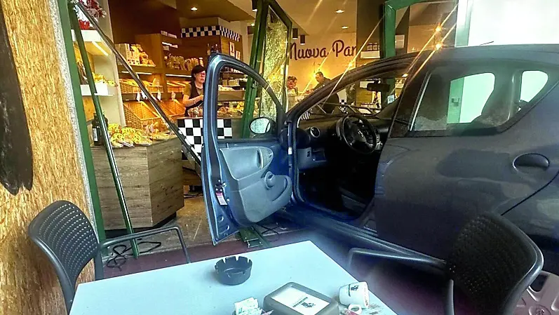 L’auto finita all’interno della panetteria dopo avere sfondato la vetrina