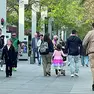 Il rito della passeggiata nel centro pedonale di Lignano