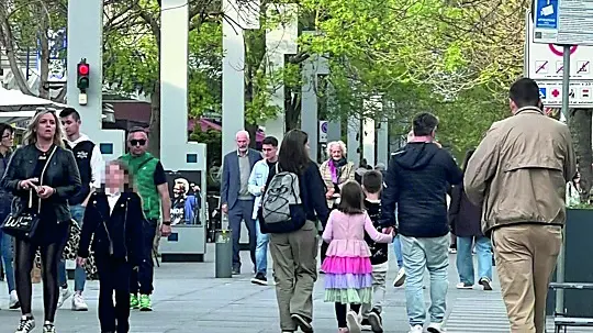 Il rito della passeggiata nel centro pedonale di Lignano