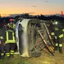 L'auto è rimasta adagiata su un fianco