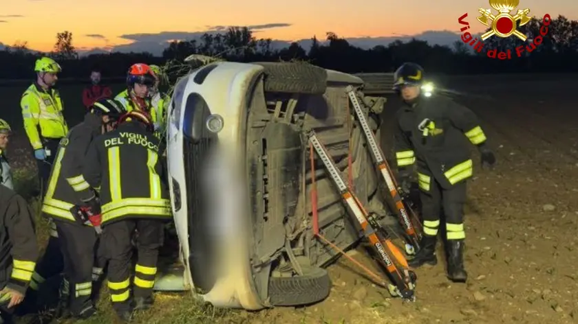 L'auto è rimasta adagiata su un fianco