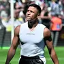 Sanchez mentre esce dal campo dopo aver lanciato la maglia in curva. Foto Petrussi