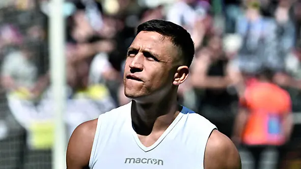 Sanchez mentre esce dal campo dopo aver lanciato la maglia in curva. Foto Petrussi