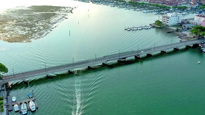 Il ponte sulla sr 352 a Grado