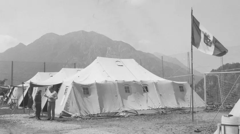 Tendopoli a Gemona dopo il terremoto del 76