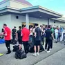 Un momento del ritrovo in chiosco alla fine della gara con dirigenti, giocatori e tifosi delle due squadre