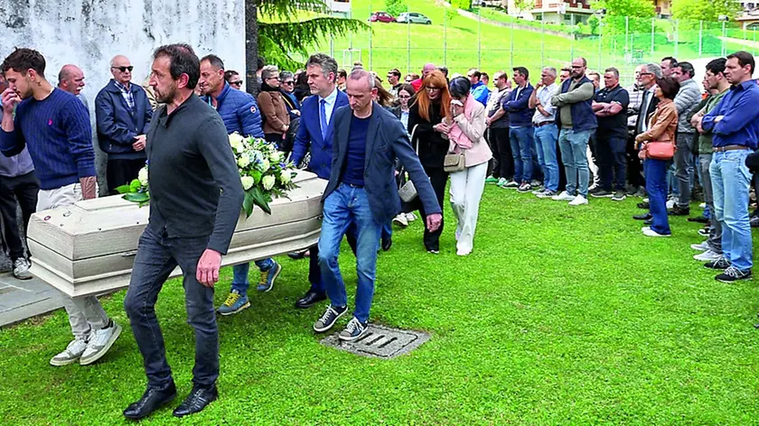 in tanti hanno voluto dare l'ultimo saluto a Paolo Straulino (foto Petrussi)