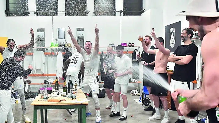Festa in spogliatoio Apu dopo la vittoria con Brindisi: era il 13 aprile scorso (foto Petrussi)