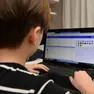 Studente impegnato in una ricerca sul web