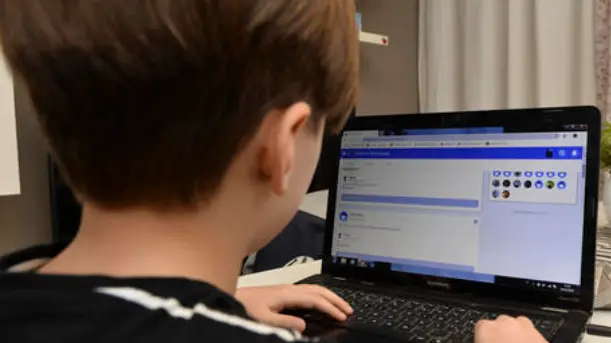 Studente impegnato in una ricerca sul web