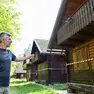 Renato Garibaldi mostra alcuni degli chalet finiti sotto sequestro