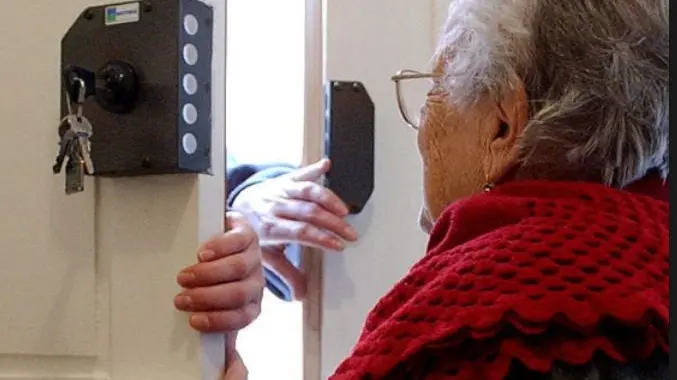 L'uomo si è presentato a casa della coppia di anziani vestito da tecnico dell'acqua