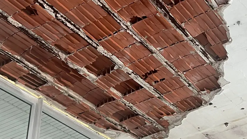 La porzione di controsoffitto crollata