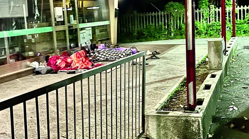 Le foto di alcuni senza fissa dimora che bivaccano in viale Lacchin a Sacile
