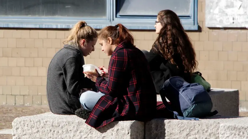 Un gruppo di universitari alla mensa di piazzale Europa (Silvano)