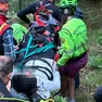 La donna è stata caricata su una barella dai tecnici del soccorso alpino