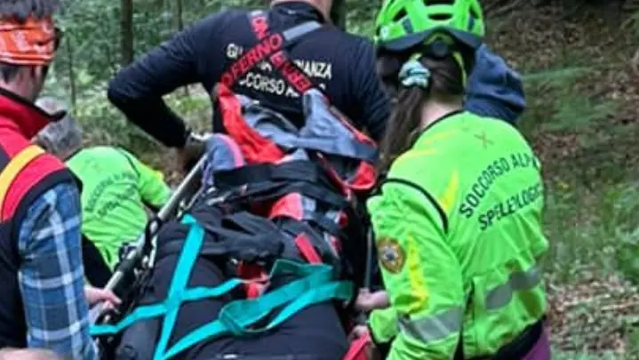 La donna è stata caricata su una barella dai tecnici del soccorso alpino