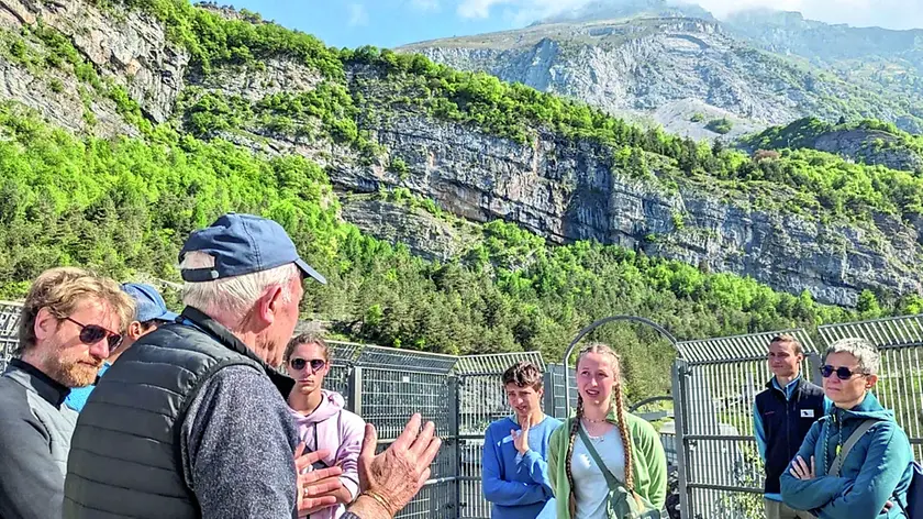 Italo Filippin racconta ai ragazzi la tragedia del Vajont sulla diga