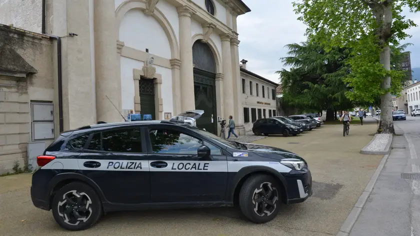 La polizia locale davanti al convento di San Giacomo di Veglia
