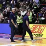 Uno dei momenti clou della partita: l'espulsione di Pillastrini